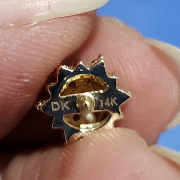 Beautiful 14k YG / 1 ctw Lab Grown Flower Earrings - Picture 4 of 6